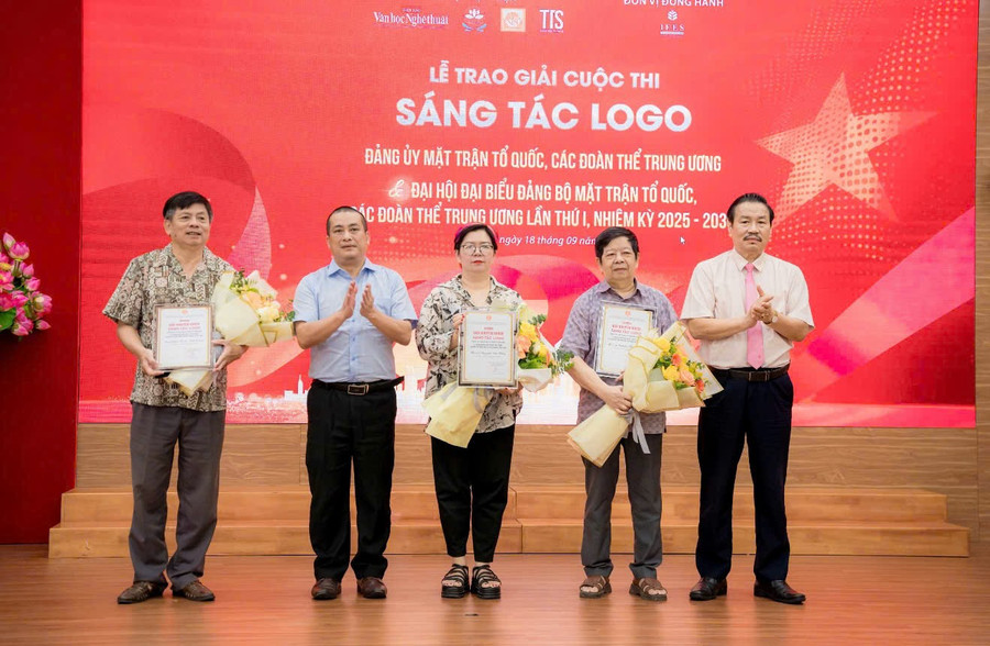 Ban tổ chức trao giải khuyến khích cho các tác giả. kk.jpg