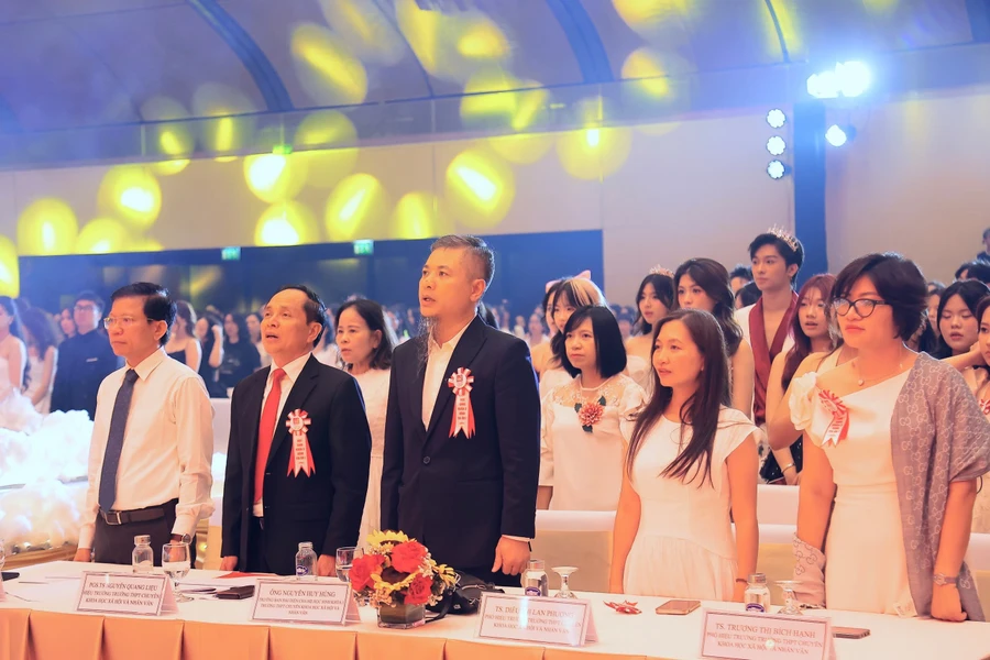 Không khí trang trọng và ấm cúng tại buổi lễ.