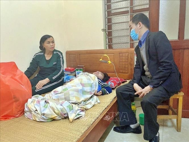 Anh Lê Viết Thuận tặng quà cho thanh niên khuyết tật. Ảnh: TTXVN le-viet-thuan-180422.jpg