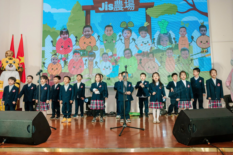 Các em học sinh tham gia tiết mục hát đồng ca tiếng Nhật.