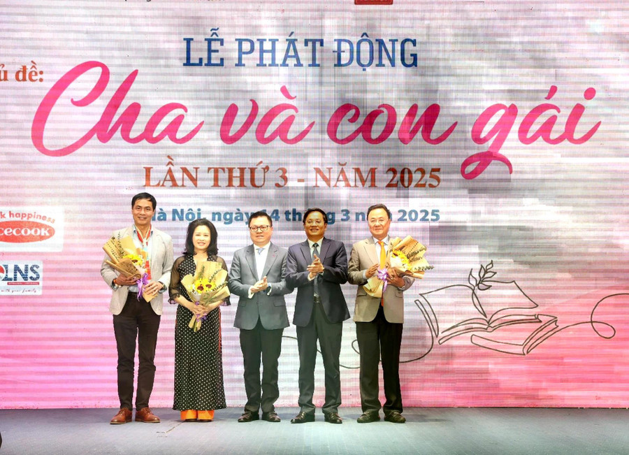 Ban tổ chức cùng các thành viên trong Ban Giám khảo cuộc thi.