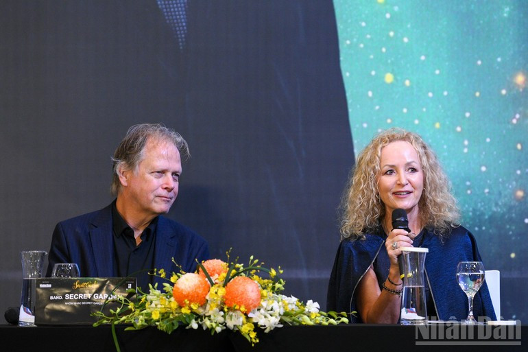 Nghệ sĩ Fionnuala Sherry chia sẻ với truyền thông tại họp báo. (Ảnh: Báo Nhân dân) image-2.jpg