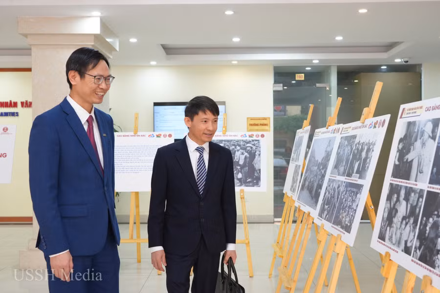 Đại biểu tham quan khu vực trưng bày.