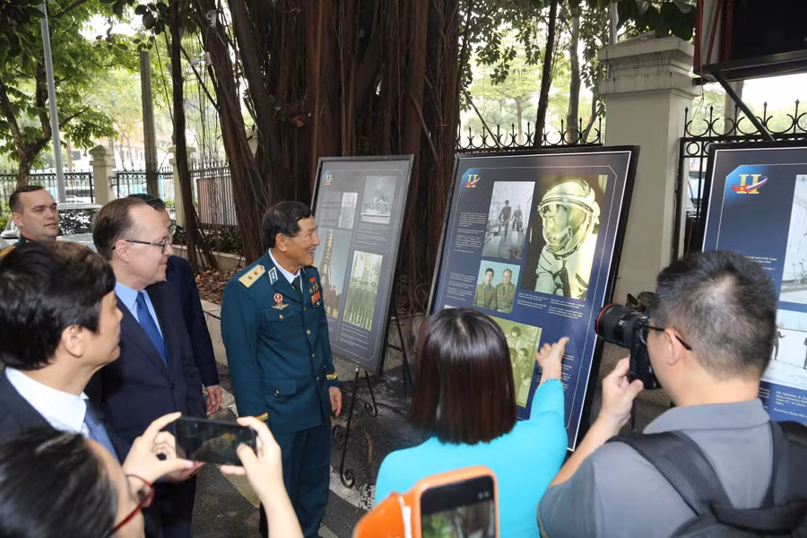 Các đại biểu tham quan triển lãm.