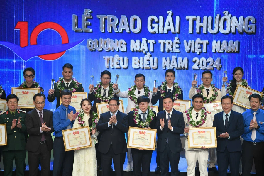 Thủ tướng Phạm Minh Chính chụp ảnh lưu niệm cùng các Gương mặt trẻ Việt Nam tiêu biểu và Gương mặt trẻ Việt Nam triển vọng.