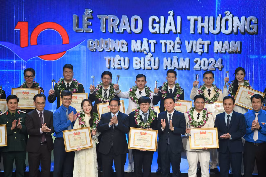 Thủ tướng Phạm Minh Chính chụp ảnh lưu niệm cùng các Gương mặt trẻ Việt Nam tiêu biểu và Gương mặt trẻ Việt Nam triển vọng.