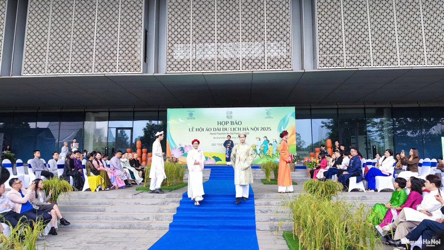 Một số mẫu áo dài được giới thiệu đến du khách. ao3.jpg