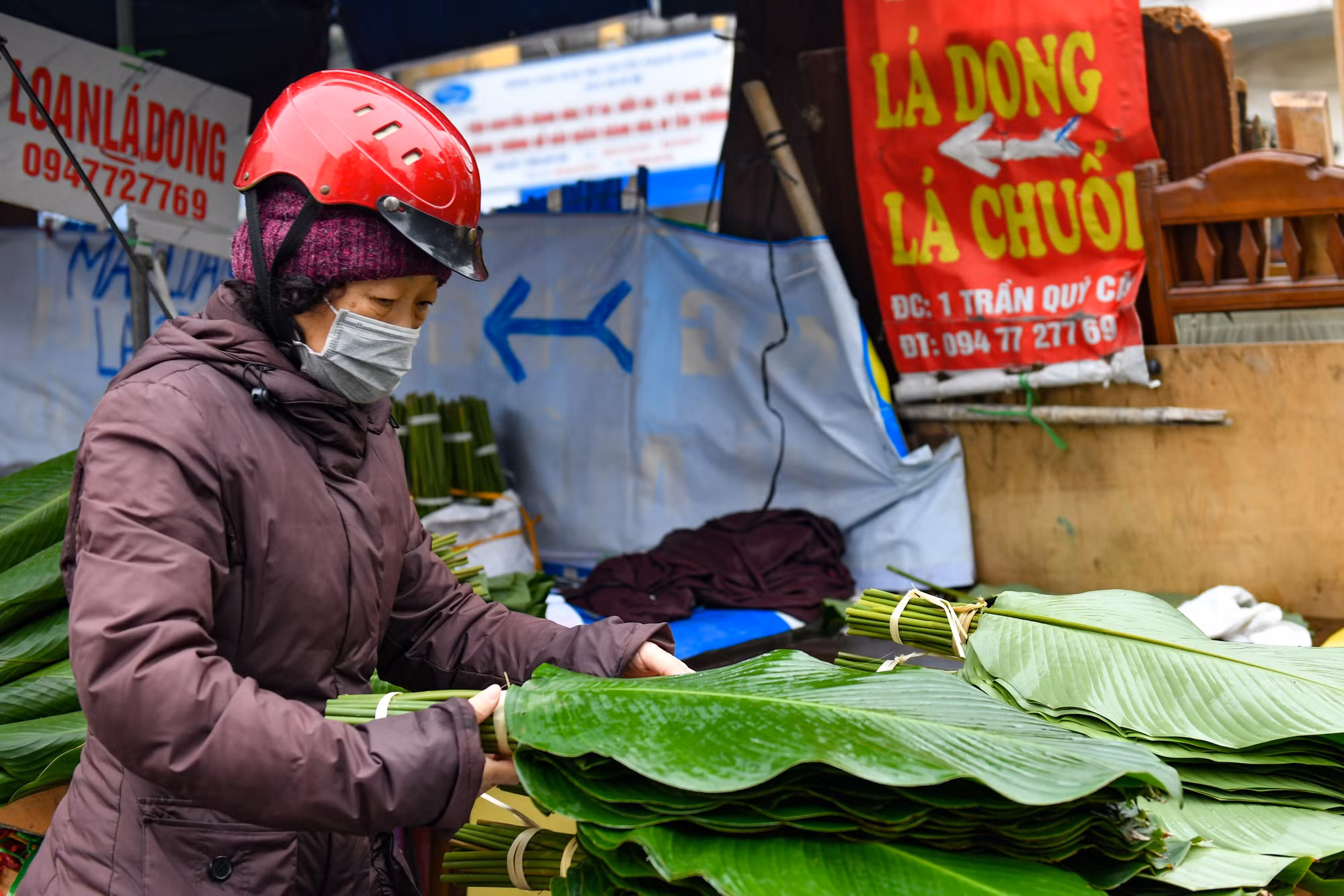 Nhiều khách lẻ, mua với số lượng ít, khoảng vài trăm tàu để gói bánh trong gia đình.