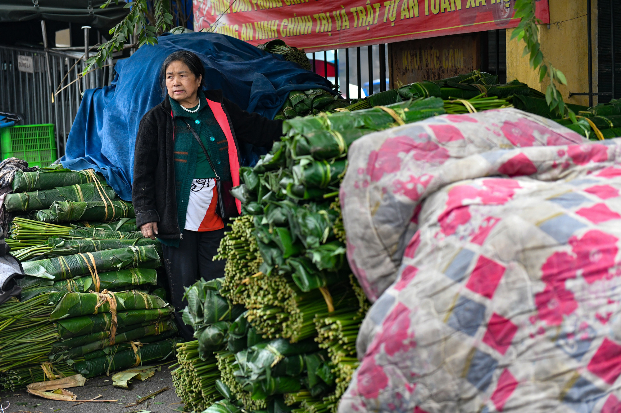Tại đây mỗi gian hàng của tiểu thương thường bán được hàng ngàn, thậm chí lên tới hàng vạn chiếc lá dong mỗi ngày.