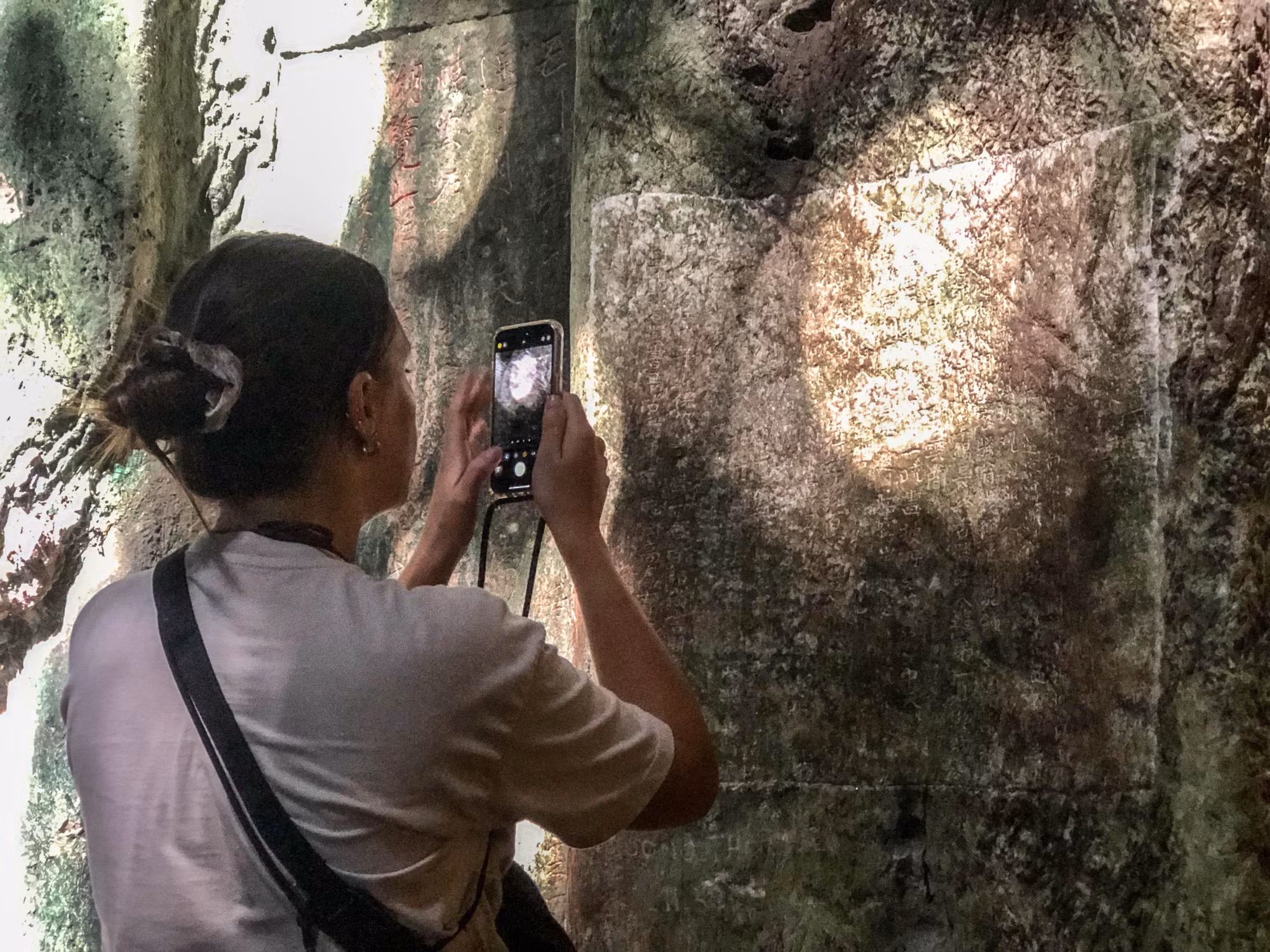 Du khách lưu lại những Ma nhai ở núi Ngũ Hành Sơn.