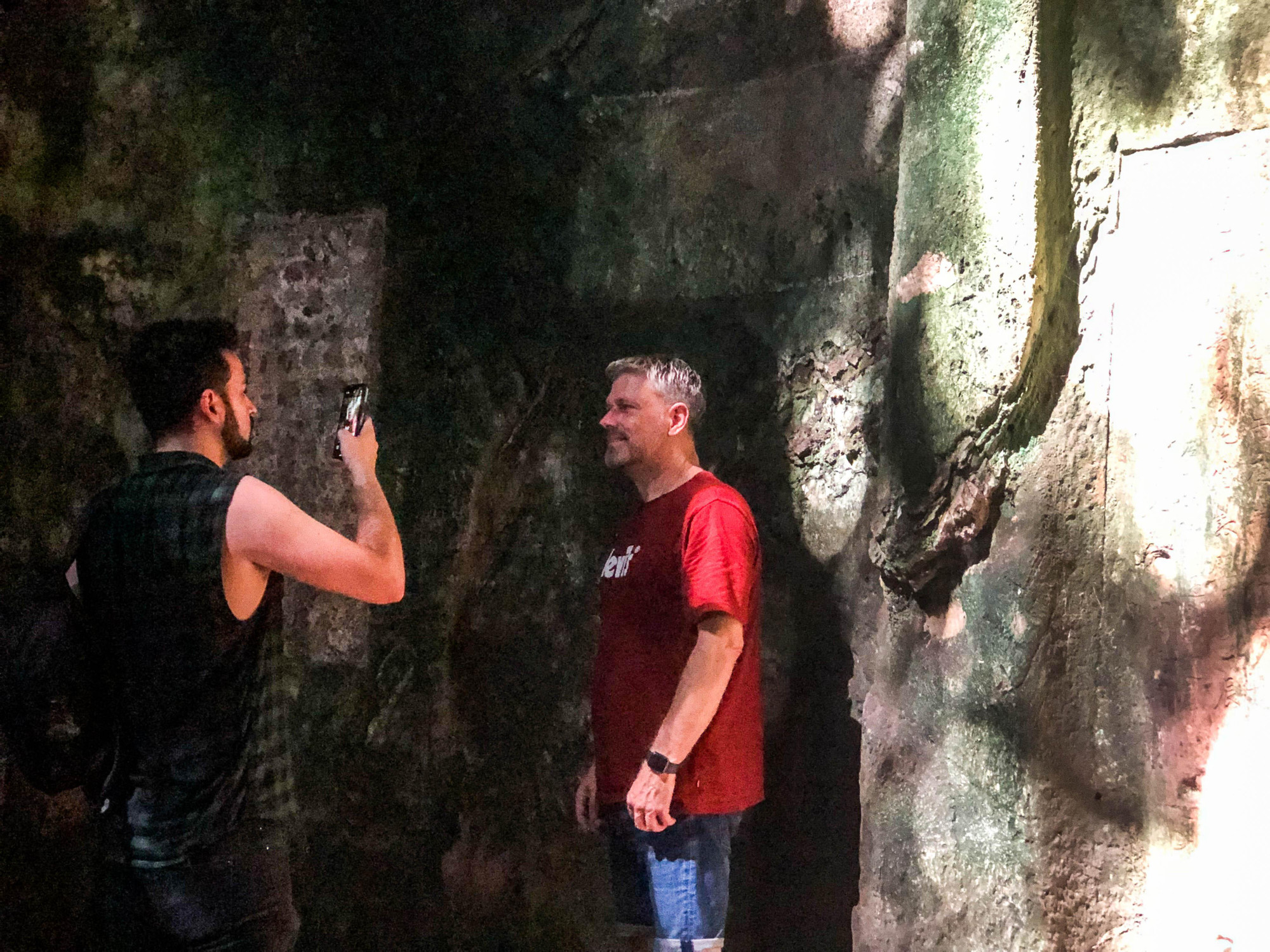 Du khách quốc tế dùng điện thoại ghi lại Ma nhai ở trong động Huyền Không vào ngày 30/11. Du khách quốc tế dùng điện thoại ghi lại Ma nhai ở trong động Huyền Không vào ngày 30/11.