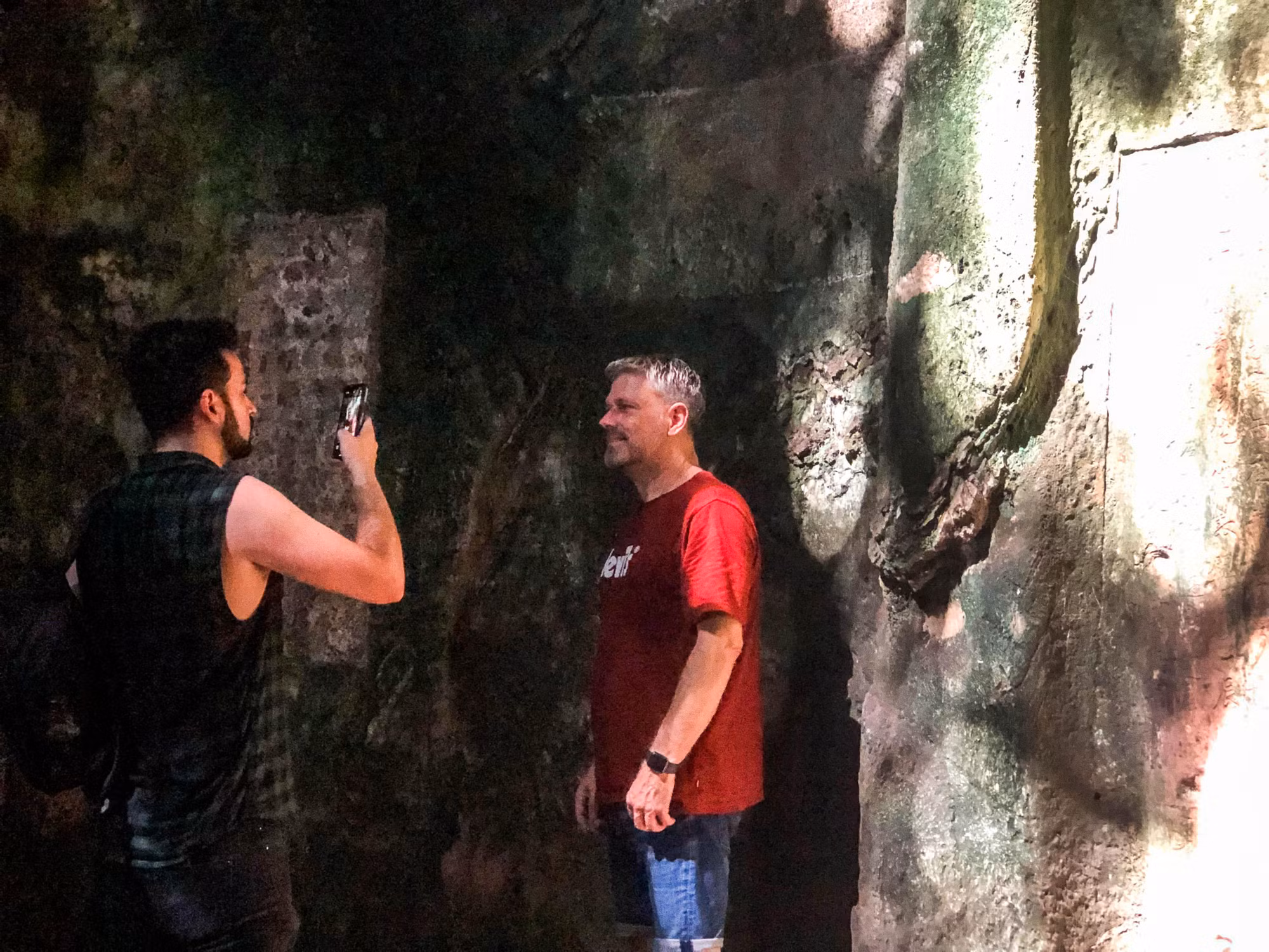 Du khách quốc tế dùng điện thoại ghi lại Ma nhai ở trong động Huyền Không vào ngày 30/11.