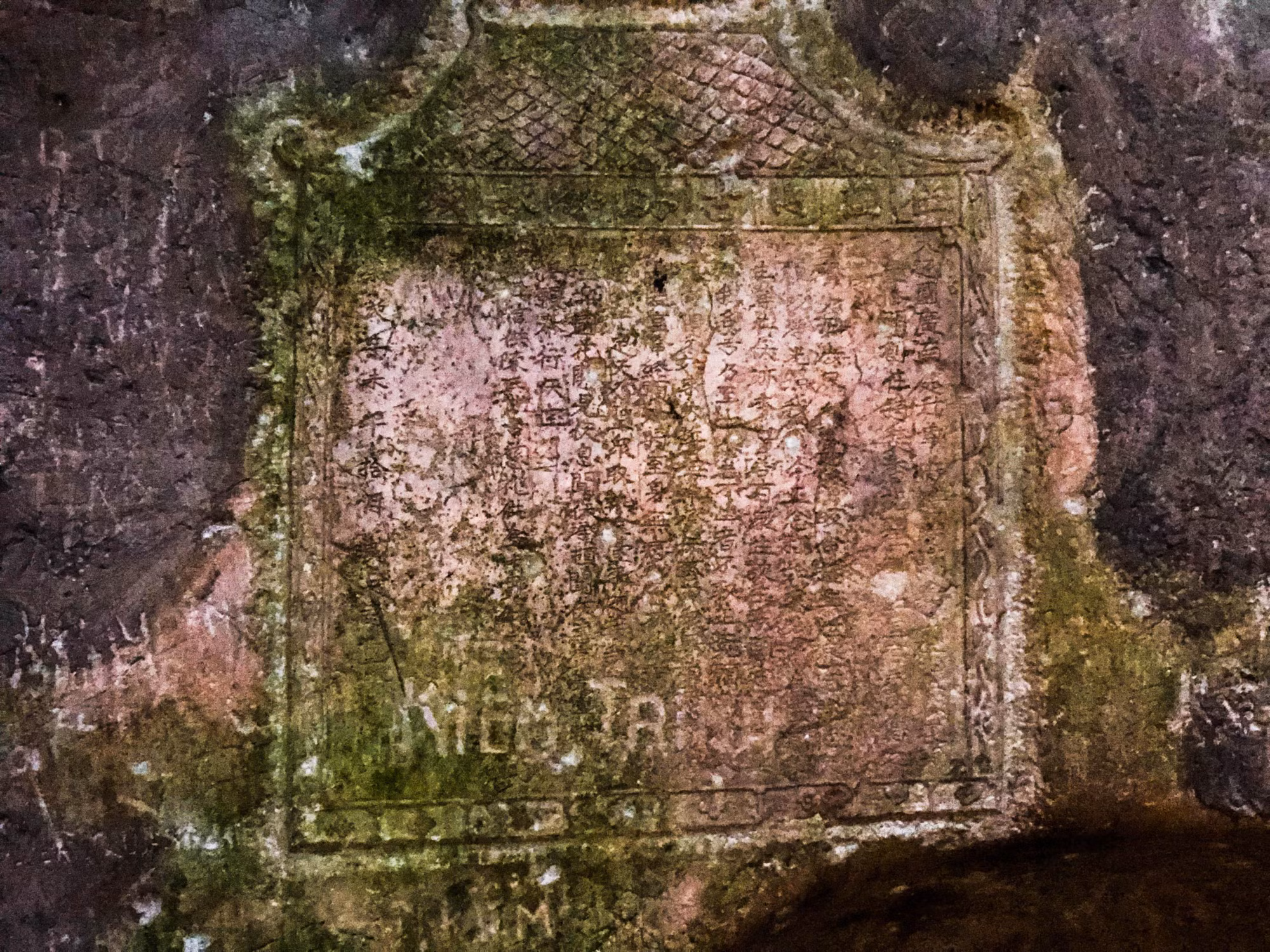 Ma nhai giá trị bậc nhất nằm tại động Vân Thông là ma nhai Ngũ Uẩn sơn cổ tích Phật tịch diệt lạc được khắc vào năm 1631.