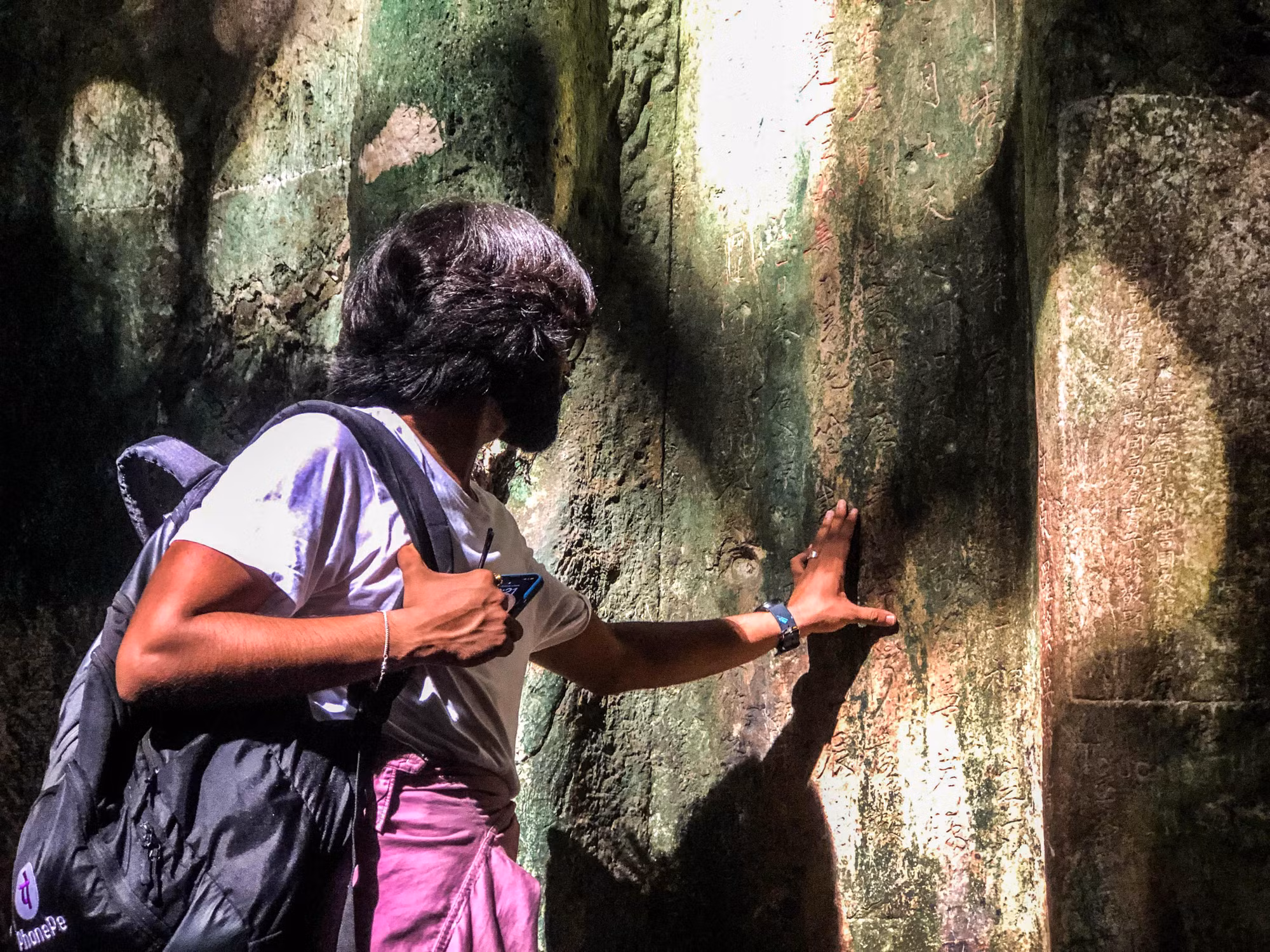 Một du khách Ấn Độ tìm hiểu về Ma nhai ở Ngũ Hành Sơn.