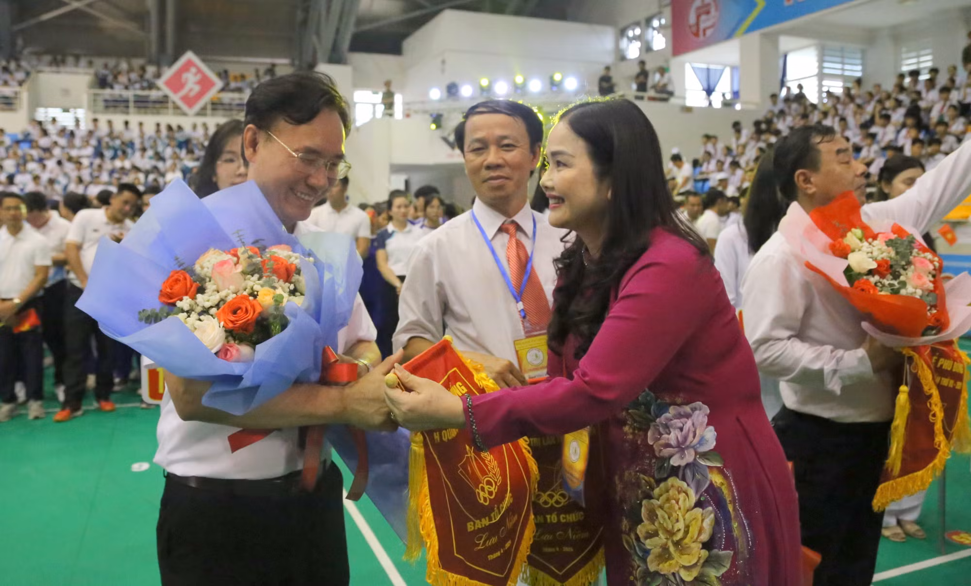 TS Lê Thị Hương, Giám đốc Sở GD&amp;ĐT tặng hoa cho các đơn vị.