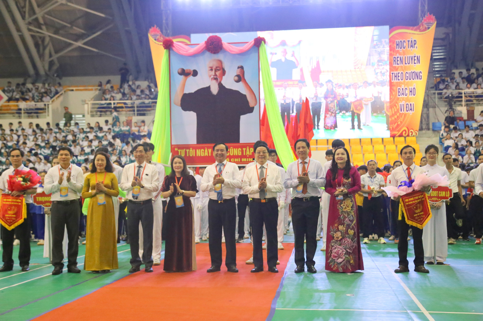 Lãnh đạo tỉnh Quảng Trị tặng hoa cho các đoàn. Lãnh đạo tỉnh Quảng Trị tặng hoa cho các đoàn.