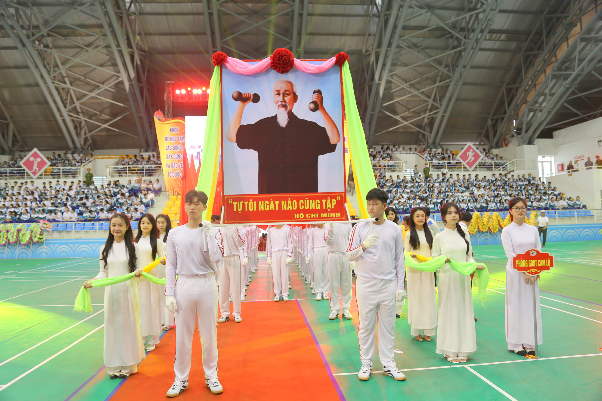 Học sinh diễu hành cùng biểu tượng Bác Hồ tập thể dục. Học sinh diễu hành cùng biểu tượng Bác Hồ tập thể dục.