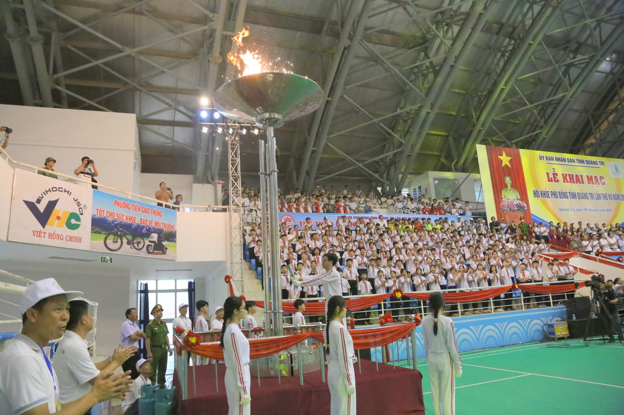 Lễ thắp đuốc tại Hội Khỏe Phù Đổng. Lễ thắp đuốc tại Hội Khỏe Phù Đổng.