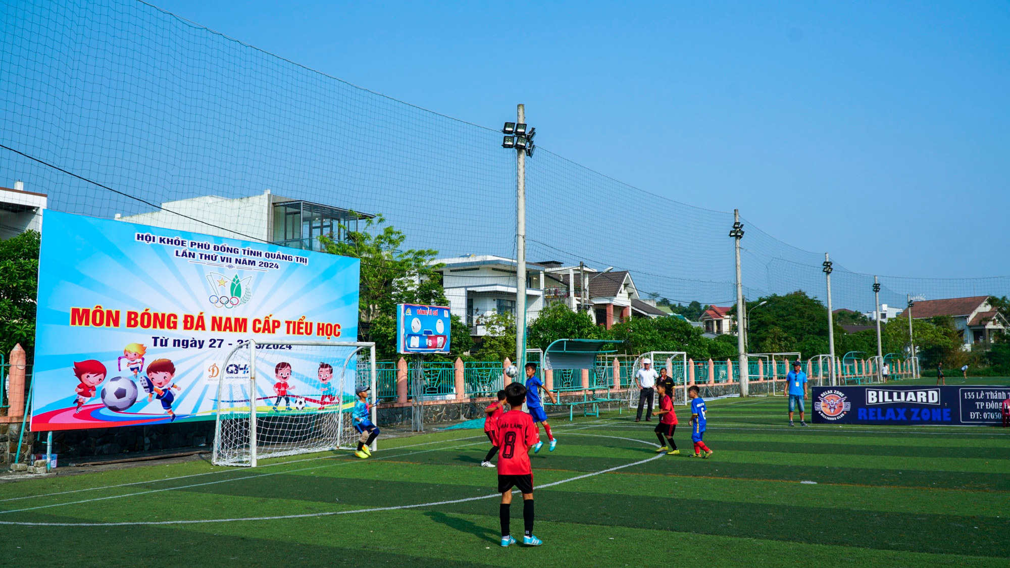 Học sinh thi đấu môn bóng đá nam. Học sinh thi đấu môn bóng đá nam.