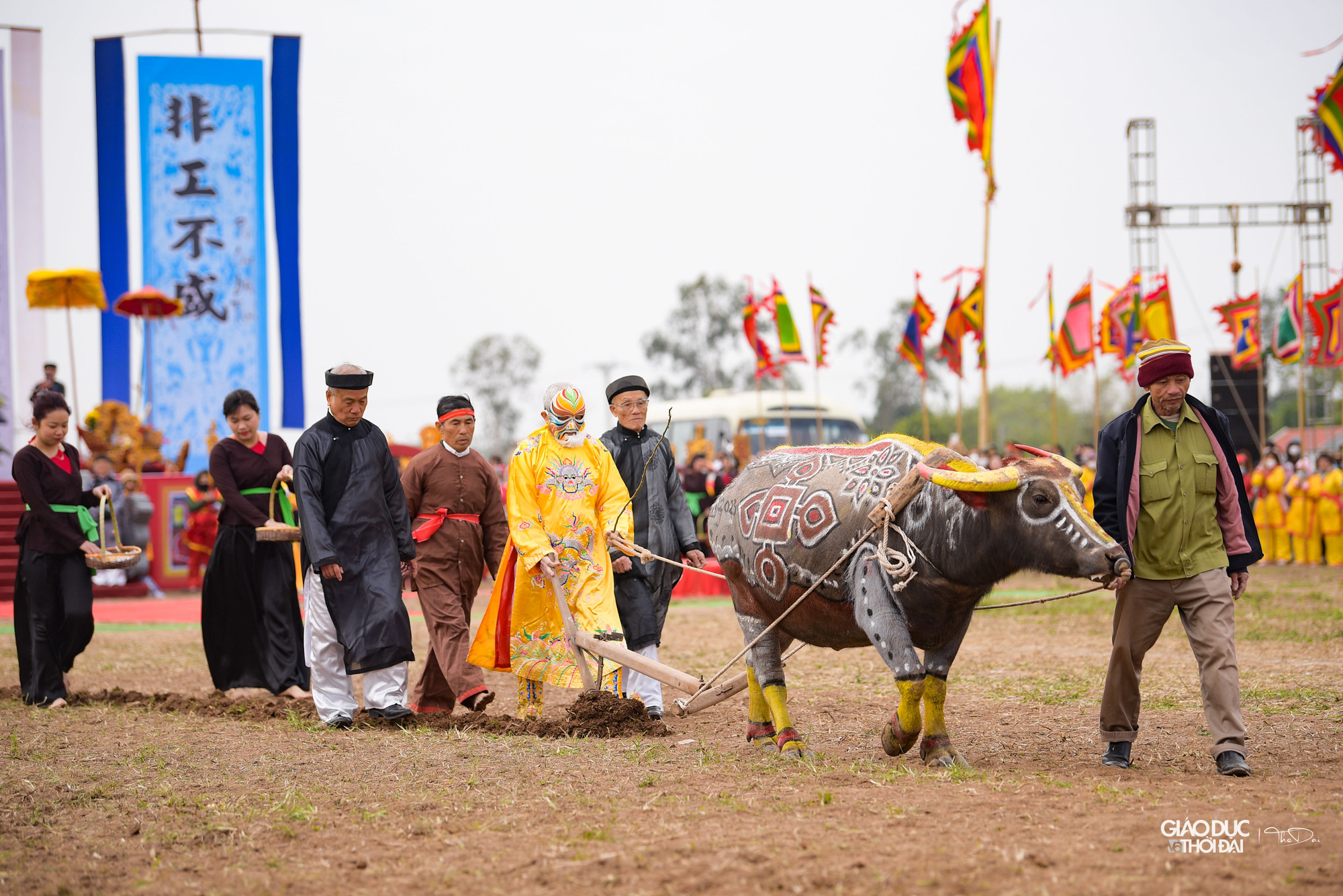 Phần lễ Tịch điền có các nghi thức như: Rước linh vị vua Lê Đại Hành từ chùa Long Đọi Sơn xuống chân núi và nhập với đoàn rước Thành Hoàng Làng cùng tổ nghề trống Đọi Tam dưới chân núi Đọi. Đoàn rước tiến về khu ruộng mà trước đây vua Lê Đại Hành đã đi cày đầu năm khuyến khích người dân trồng lúa, chăm lo nông nghiệp. Phần lễ Tịch điền có các nghi thức như: Rước linh vị vua Lê Đại Hành từ chùa Long Đọi Sơn xuống chân núi và nhập với đoàn rước Thành Hoàng Làng cùng tổ nghề trống Đọi Tam dưới chân núi Đọi. Đoàn rước tiến về khu ruộng mà trước đây vua Lê Đại Hành đã đi cày đầu năm khuyến khích người dân trồng lúa, chăm lo nông nghiệp.