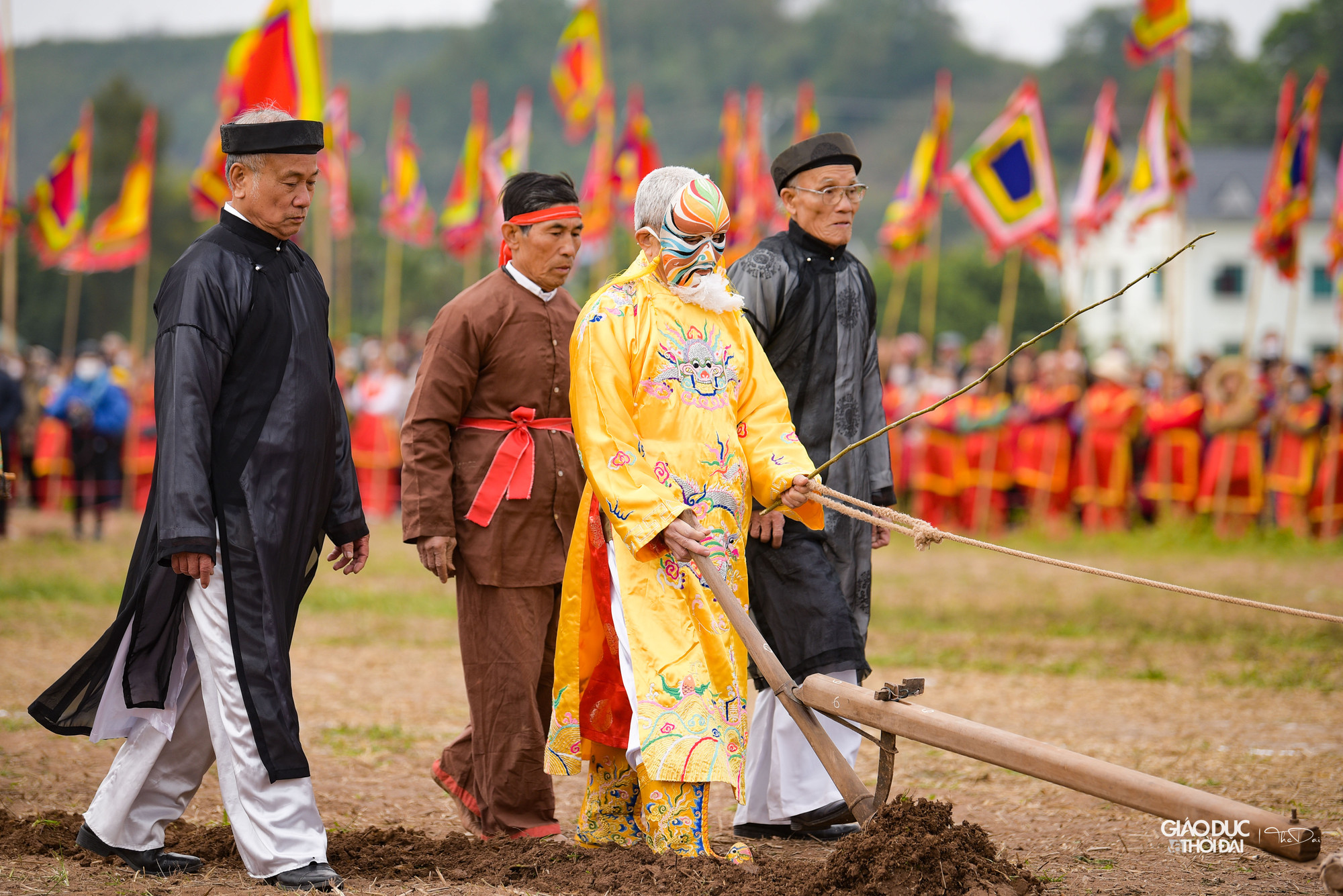 Phần lễ Tịch điền có các nghi thức như: Rước linh vị vua Lê Đại Hành từ chùa Long Đọi Sơn xuống chân núi và nhập với đoàn rước Thành Hoàng Làng cùng tổ nghề trống Đọi Tam dưới chân núi Đọi. Đoàn rước tiến về khu ruộng mà trước đây vua Lê Đại Hành đã đi cày đầu năm khuyến khích người dân trồng lúa, chăm lo nông nghiệp. Phần lễ Tịch điền có các nghi thức như: Rước linh vị vua Lê Đại Hành từ chùa Long Đọi Sơn xuống chân núi và nhập với đoàn rước Thành Hoàng Làng cùng tổ nghề trống Đọi Tam dưới chân núi Đọi. Đoàn rước tiến về khu ruộng mà trước đây vua Lê Đại Hành đã đi cày đầu năm khuyến khích người dân trồng lúa, chăm lo nông nghiệp.