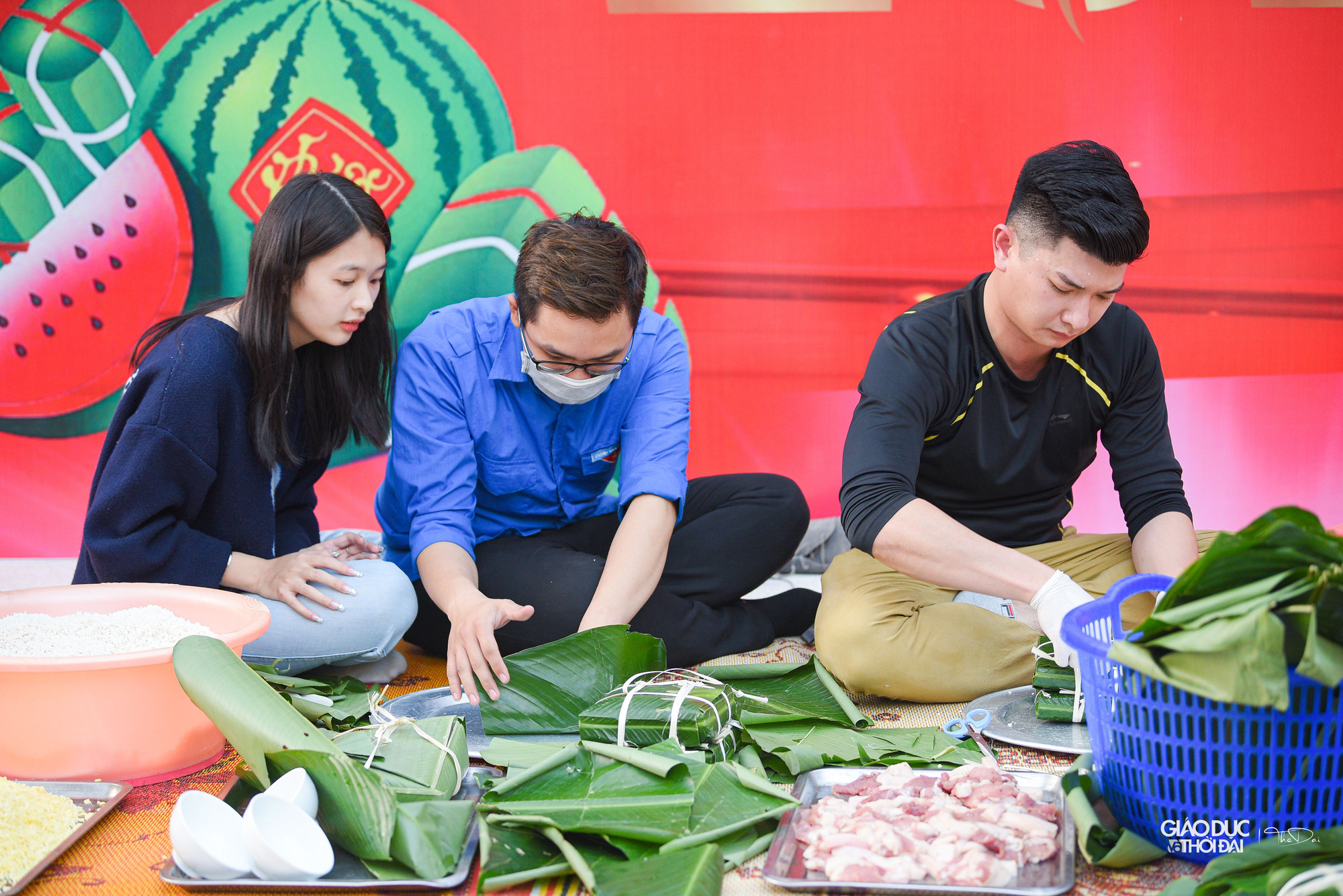 Hoạt động gói bánh chưng thu hút được rất đông người dân nhất là các bạn trẻ cùng tham gia.