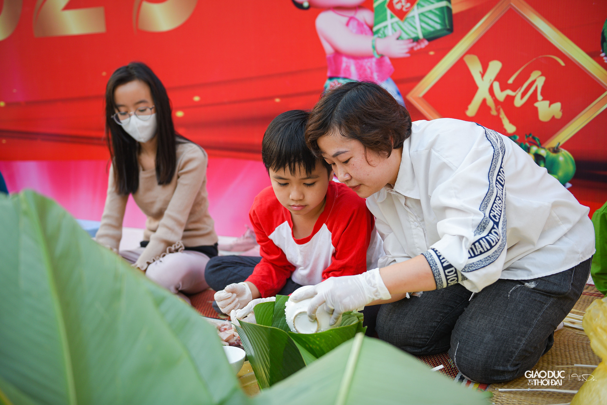 Chương trình “Tết trao yêu thương”: Cán bộ, nhân dân phường Trúc Bạch phối hợp cùng nhóm thiện nguyện “Thiện Vi” cùng nhau gói 1500 chiếc bánh chưng.