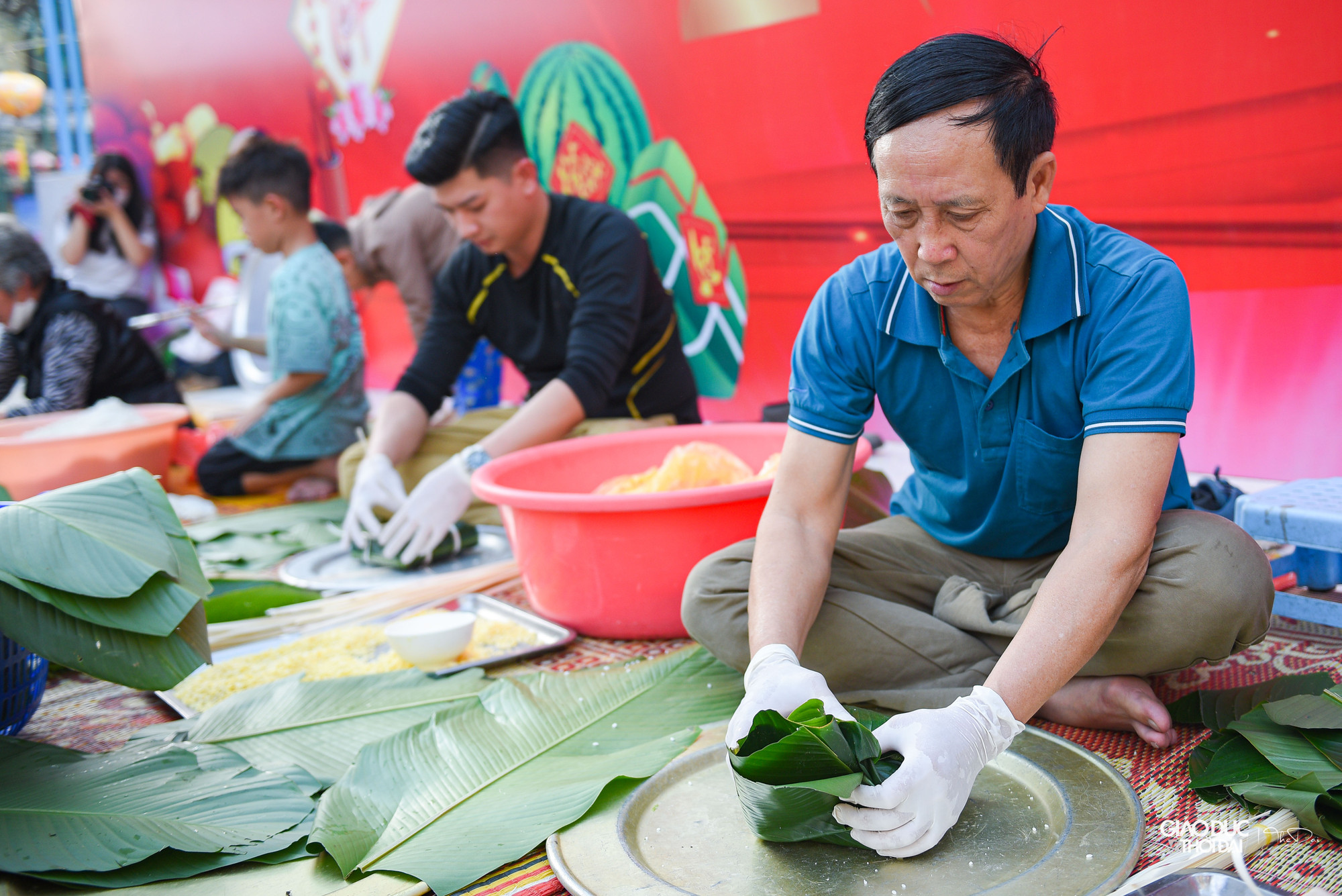 Chương trình “Tết trao yêu thương”: Cán bộ, nhân dân phường Trúc Bạch phối hợp cùng nhóm thiện nguyện “Thiện Vi” cùng nhau gói 1500 chiếc bánh chưng.