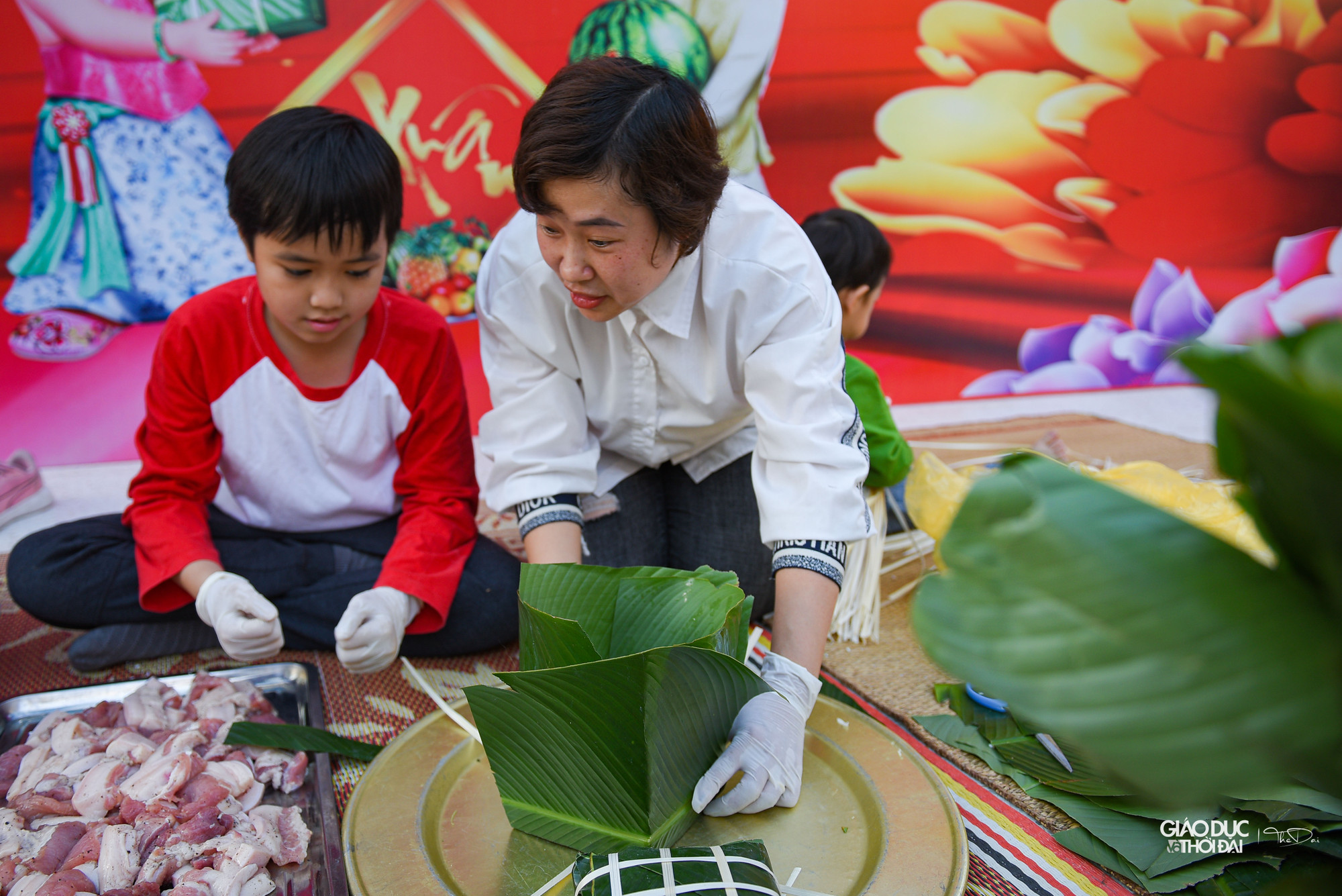 Chương trình “Tết trao yêu thương”: Cán bộ, nhân dân phường Trúc Bạch phối hợp cùng nhóm thiện nguyện “Thiện Vi” cùng nhau gói 1500 chiếc bánh chưng.