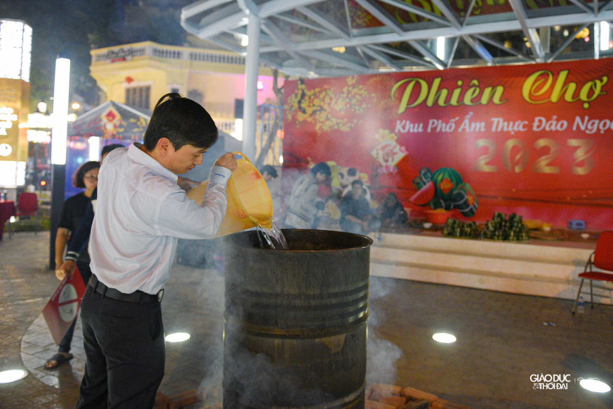 Hoạt động là nơi để du khách đến Khu phố Ẩm thực trải nghiệm và giao lưu với đội ngũ cán bộ, nhân dân phường Trúc Bạch thân thiện, mến khách.