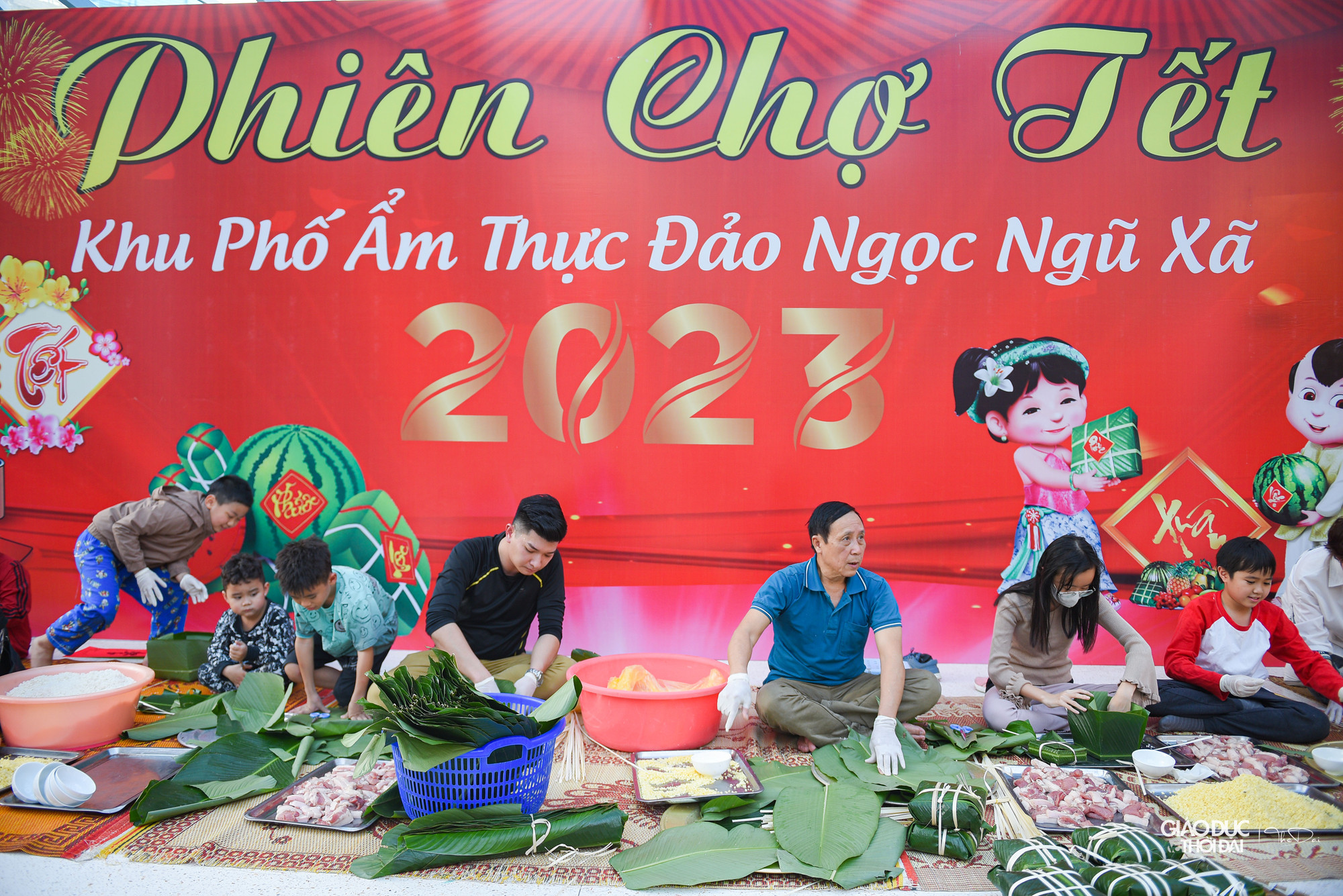 Hoạt động gói bánh chưng của phiên chợ.