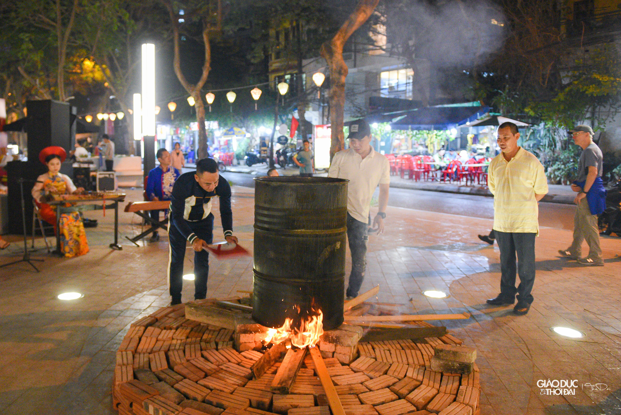 Qua hoạt động này du khách sẽ được hiểu rõ hơn về Tết xưa cùng cảm nhận không khí ngày Tết cổ truyền, quây quần bên nồi bánh chưng.