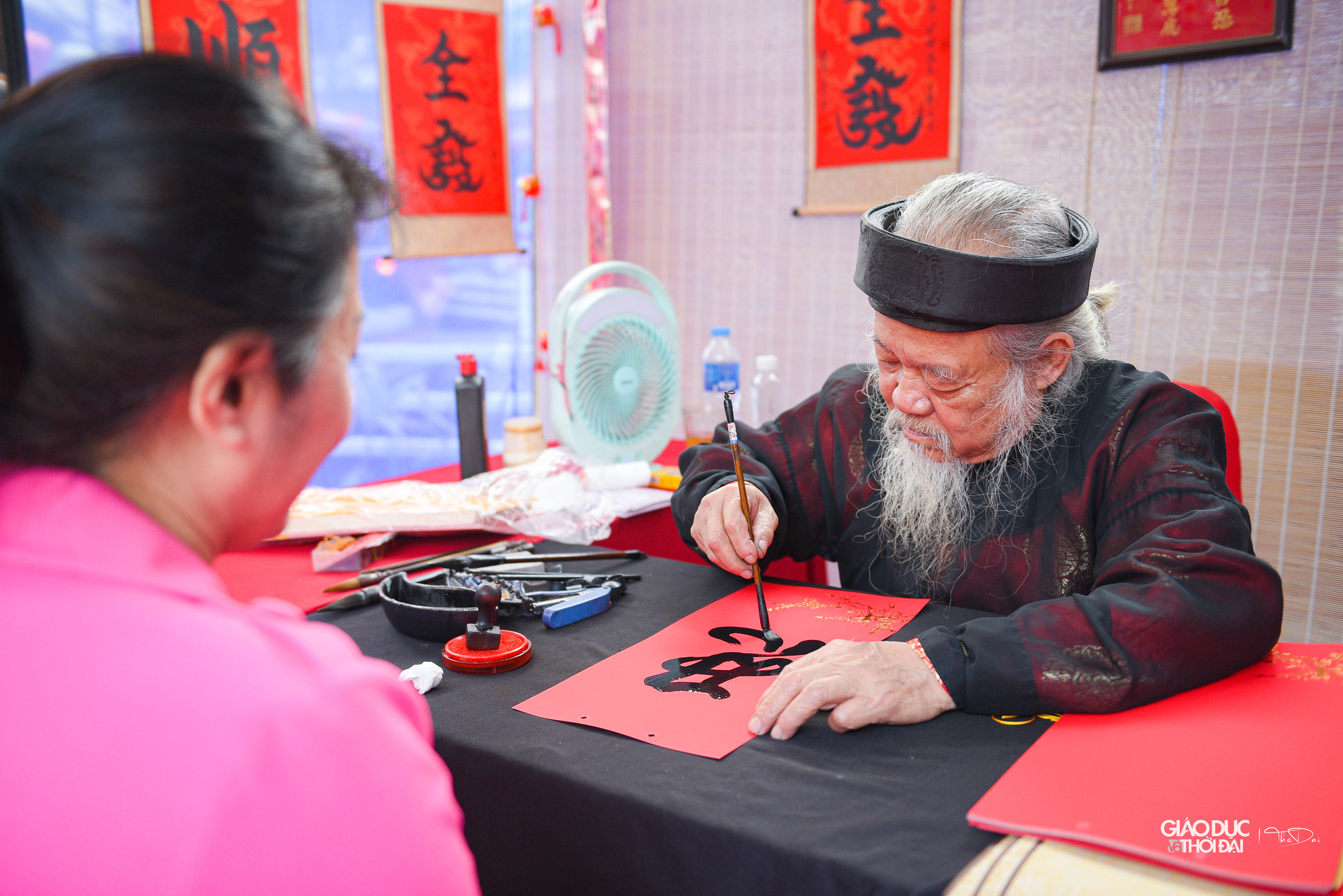 Nói đến Phiên chợ Tết chúng ta không thể không nhắc đến ông Đồ già, không thể không nhắc đến phong tục xin chữ đầu năm với mong muốn năm mới nhận được nhiều may mắn, bình an, phúc thọ tràn đầy.