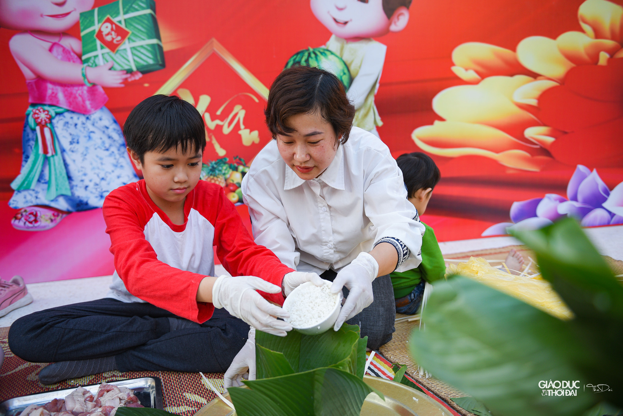 Chương trình “Tết trao yêu thương”: Cán bộ, nhân dân phường Trúc Bạch phối hợp cùng nhóm thiện nguyện “Thiện Vi” cùng nhau gói 1500 chiếc bánh chưng.