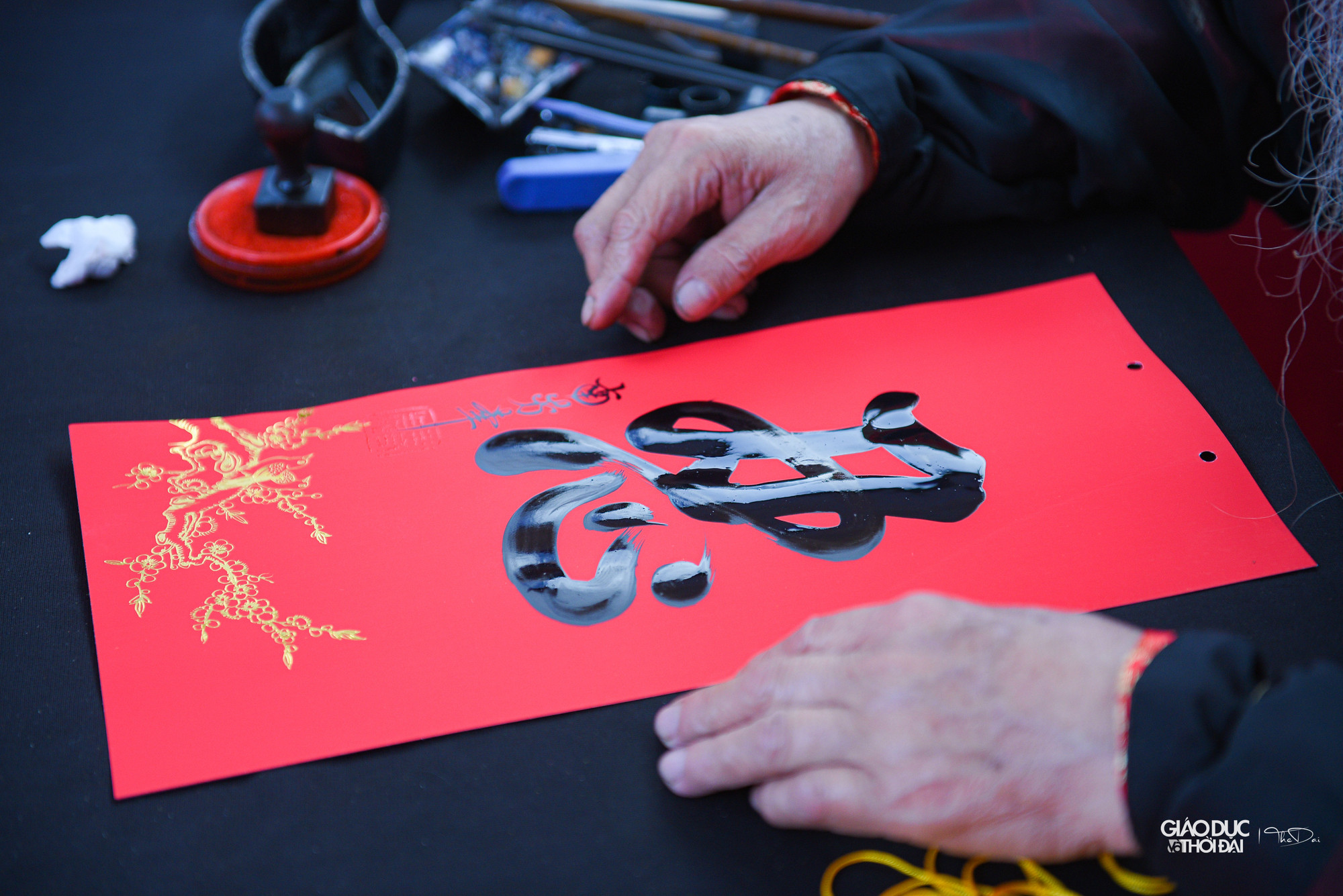 Người dân có thể trải nghiệm nét văn hóa xin chữ đầu năm.