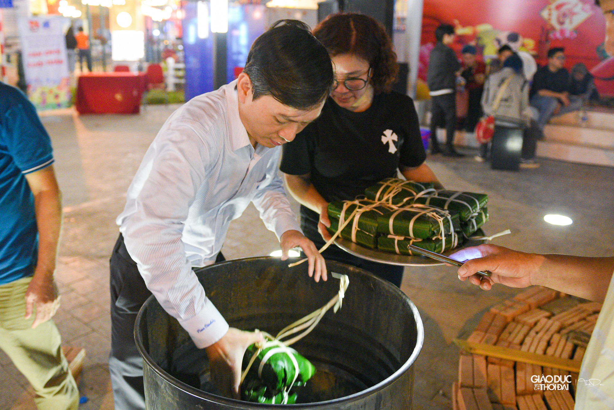 Chương trình &quot;Ký ức tuổi thơ&quot; diễn ra tại Quảng trường Khu phố Ẩm thực Đảo Ngọc Ngũ Xã, tái hiện hoạt động luộc bánh chưng truyền thống của các gia đình Việt mỗi dịp Tết đến Xuân về.