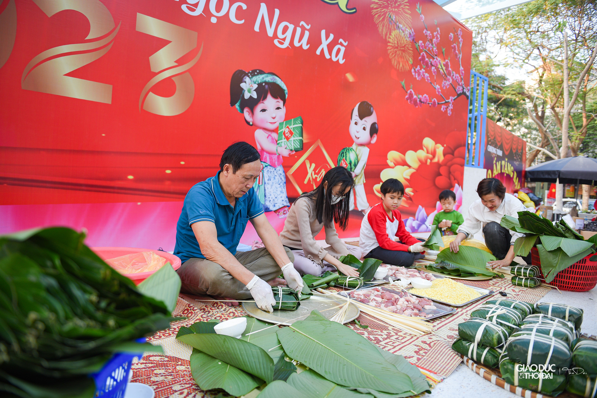 Hoạt động gói bánh chưng thu hút được rất đông người dân nhất là các bạn trẻ cùng tham gia.