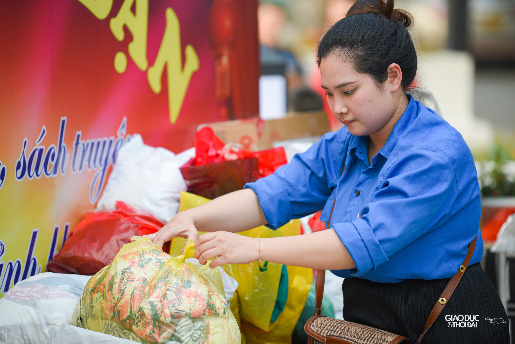 Bên cạnh đó, trẻ em và du khách đến với Phiên chợ sẽ mang những bộ quần áo còn tốt, không dùng đến để tặng trẻ em có hoàn cảnh khó khăn tại các vùng sâu, vùng xa.