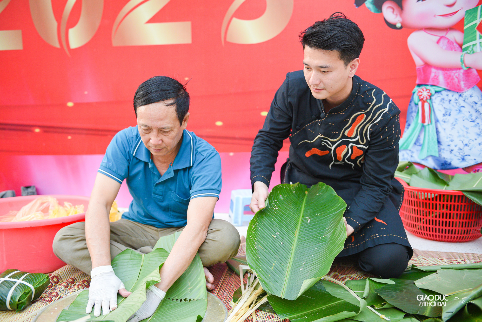 Hoạt động gói bánh chưng thu hút được rất đông người dân nhất là các bạn trẻ cùng tham gia.