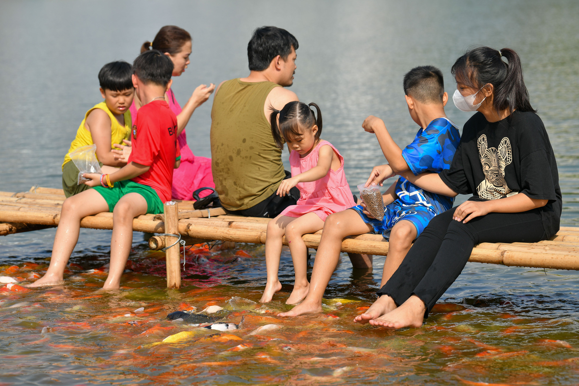 Khu Đầm Đông có ba mặt tiếp giáp với Hồ Tây và là vị trí ngắm hoàng hôn được nhiều bạn trẻ yêu thích lâu nay.
