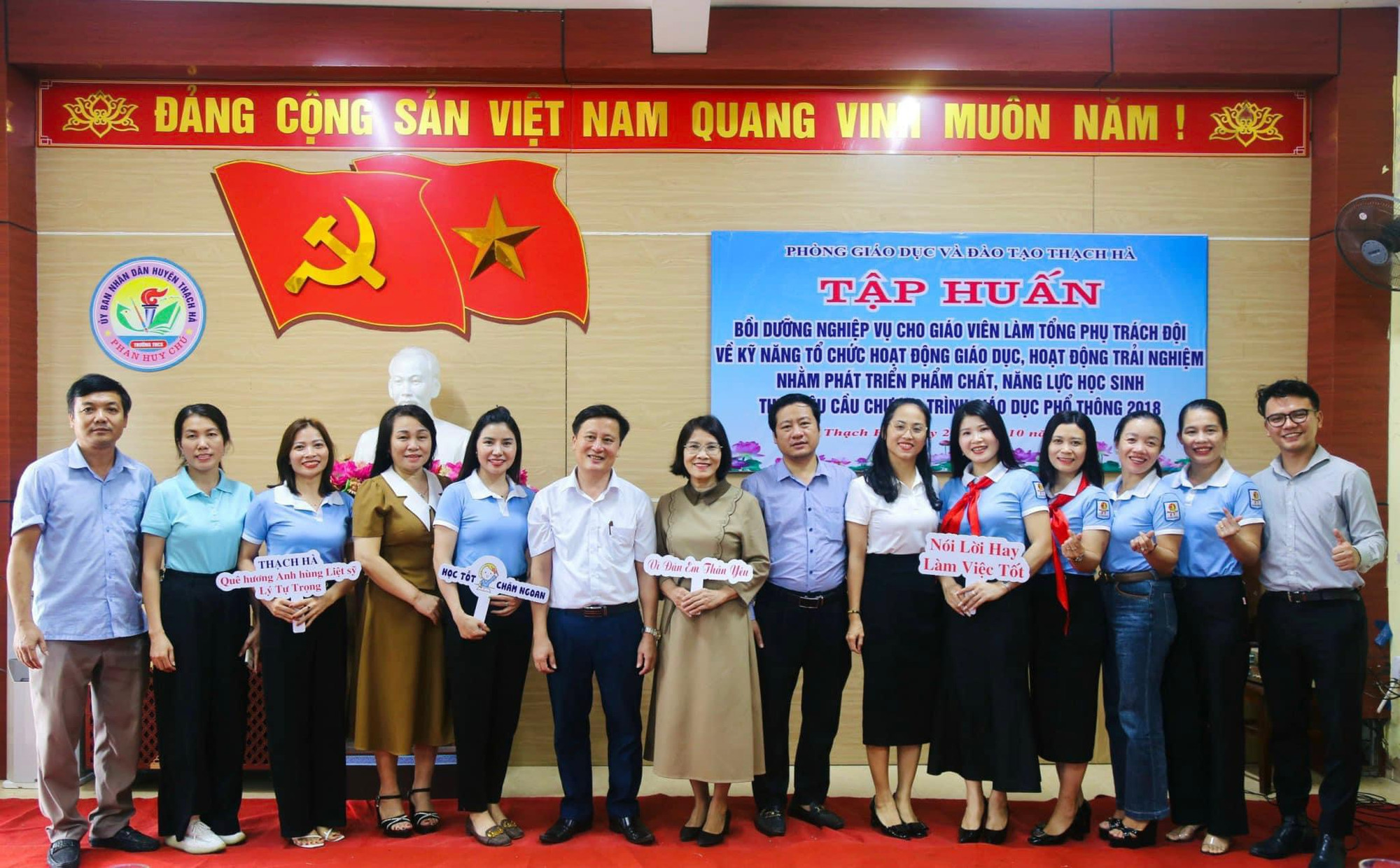 Theo cô Thu, việc học hỏi kinh nghiệm của các anh chị phụ trách có nhiều kinh nghiệm, tham gia các lớp tập huấn nghiệp vụ hàng năm, sinh hoạt CLB Tổng phụ trách thường xuyên... là những bí kíp giúp cô trau dồi nghiệp vụ.