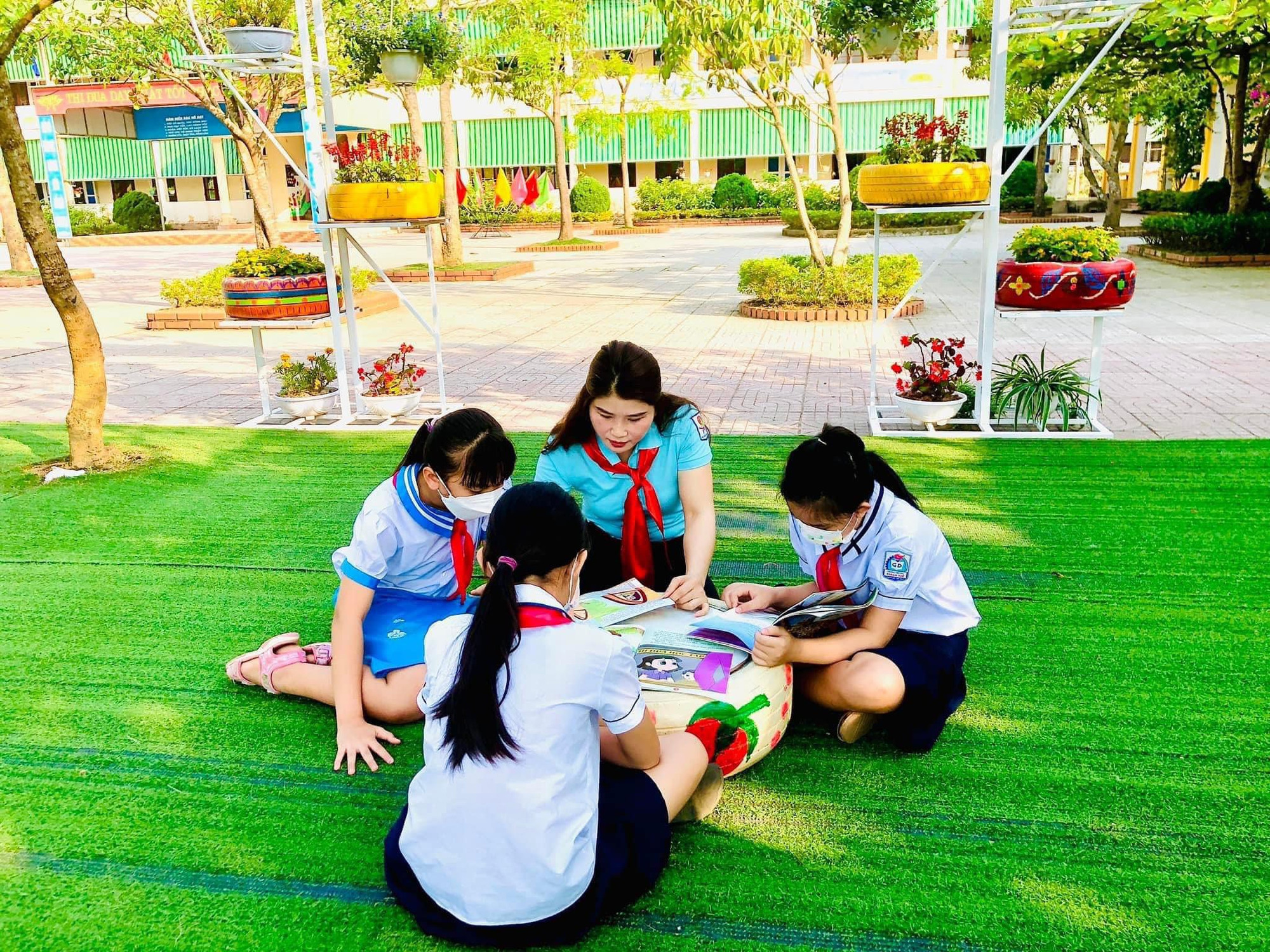 Năm học 2023-2024, với vai trò và trách nhiệm là tổng phụ trách Liên đội, cô Thu đã tổ chức nhiều hoạt động giáo dục thiết thực lan tỏa trong các trường tiểu học toàn tỉnh như: mô hình “Ngôi nhà Kế hoạch nhỏ”; giao lưu “Lớp sạch - lớp đẹp - lớp thân thiện”; giao lưu Em tập làm chiến sĩ...