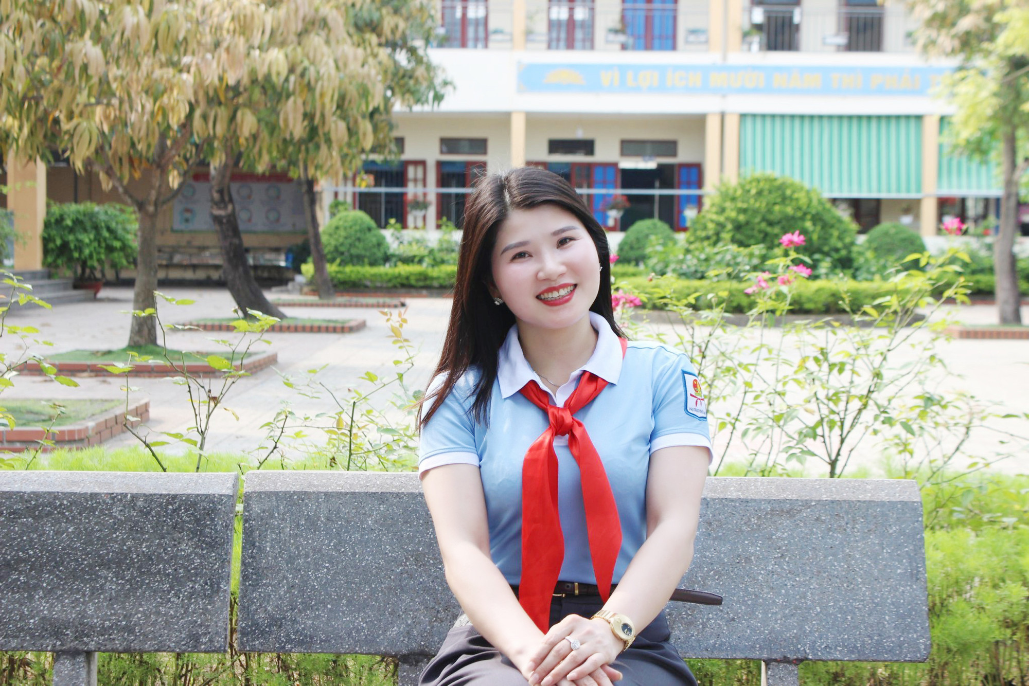 Cô giáo Vũ Thị Phong Thu (Sn 1983) có hơn 20 năm gắn bó với công tác Tổng phụ trách đội tại Trường Tiểu học Thạch Khê (huyện Thạch Hà, Hà Tĩnh).