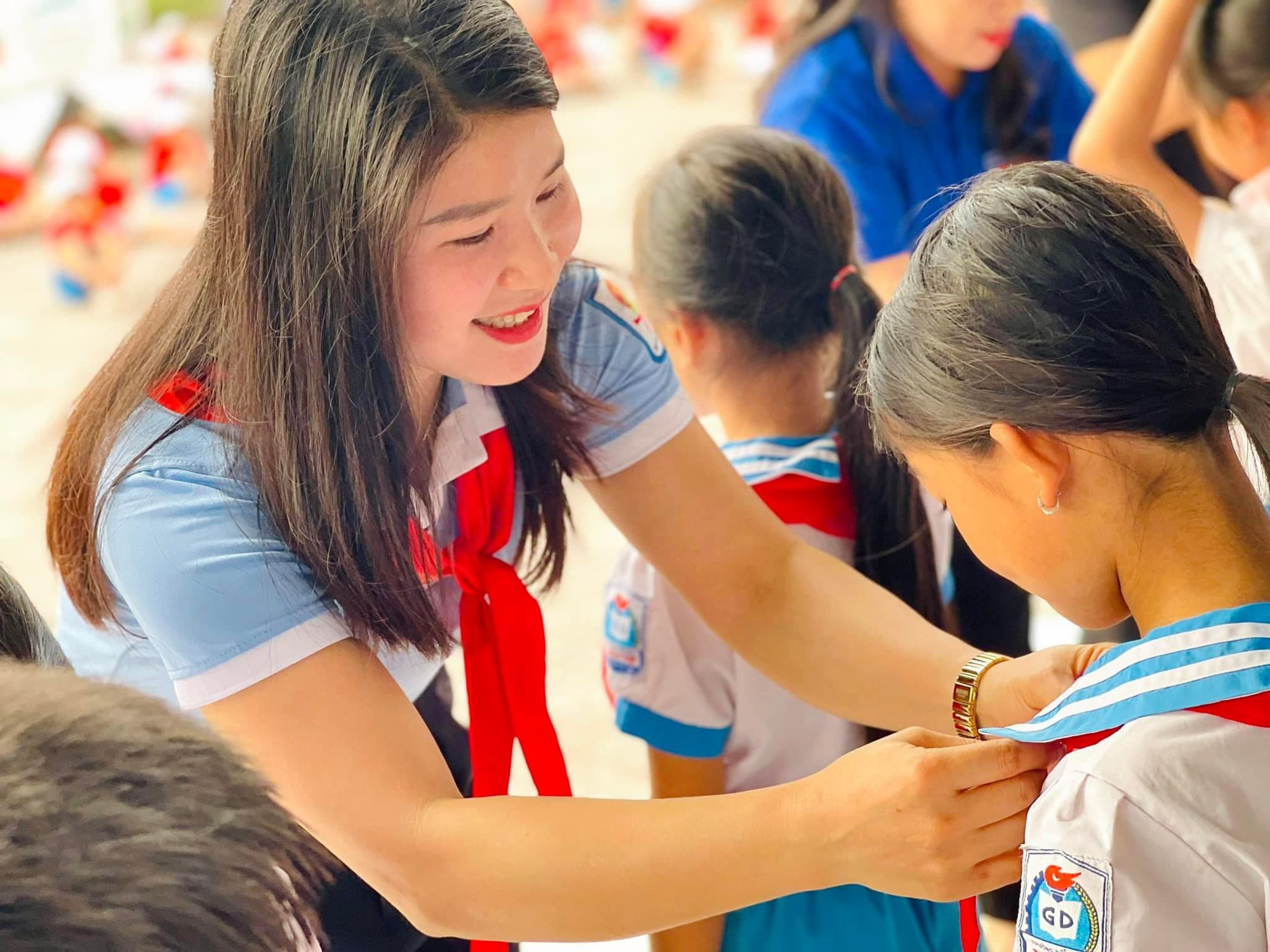 Cô giáo Phong Thu cho biết:Trong công tác phụ trách thiếu nhi, luôn quan tâm và coi trọng chương trình Rèn luyện Đội viên và dự bị đội viên. (Trong ảnh: Trường Tiểu học Thạch Khê tổ chức kết nạp 70 đội viên mới cho nhi đồng toàn khối lớp 3).