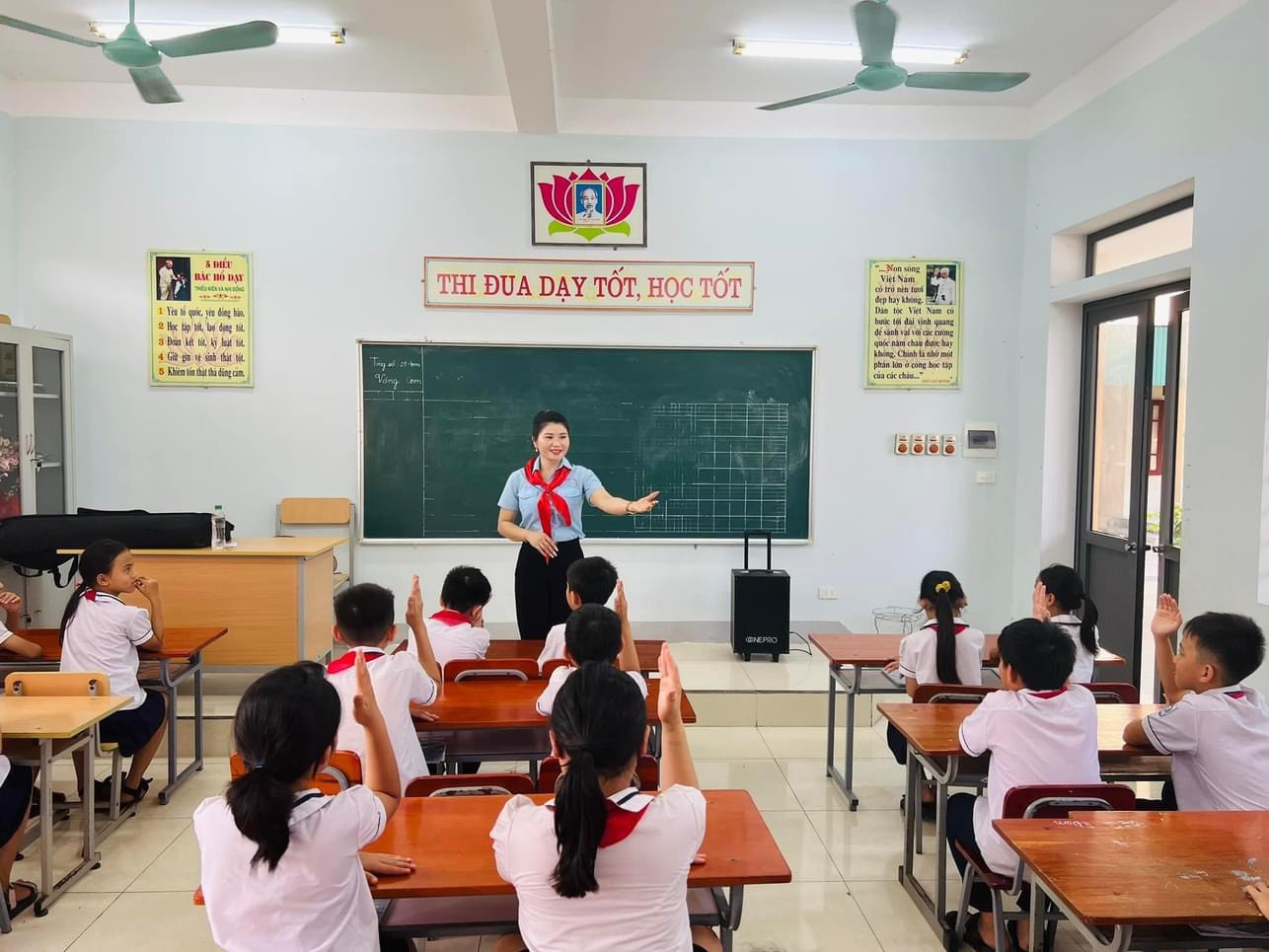 Không chỉ làm công tác phụ trách Đội, cô Thu còn đảm đương nhiều vai trò như dạy âm nhạc, phụ trách y tế của trường. Dù ở vai trò nào, cô cũng say mê cống hiến công việc.