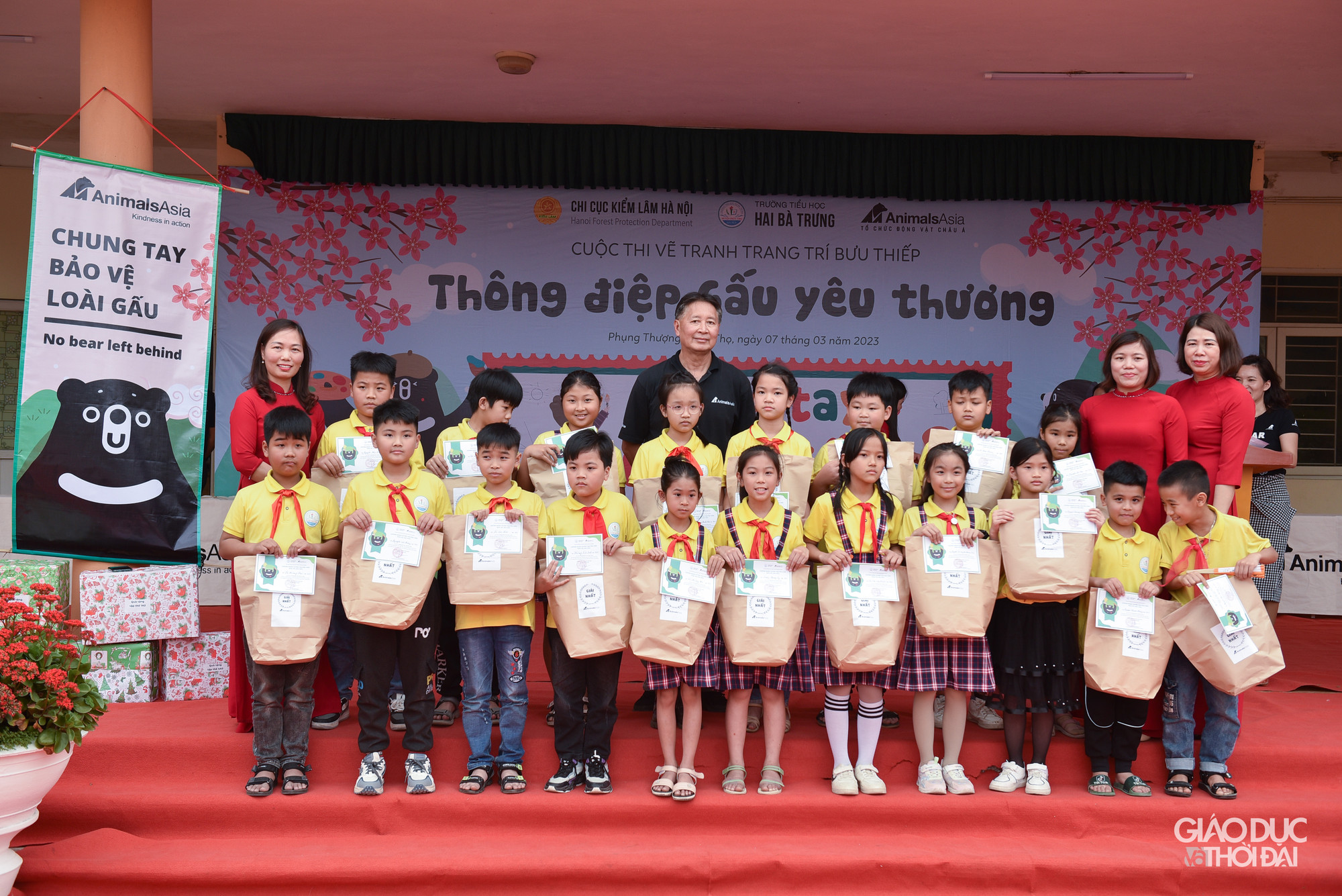 Trường tiểu học Hai Bà Trưng, Phụng Thượng, là một trong hai trường tiểu học của xã Phụng Thượng. Từ năm 2016 tới nay, Tổ chức Động vật Châu Á và đối tác Chi cục Kiểm lâm Hà Nội thực hiện nhiều chương trình tuyên truyền văn minh, nhẹ nhàng hướng tới bảo vệ loài gấu tới nhiều tầng lớp nhân dân ở các độ tuổi khác nhau.