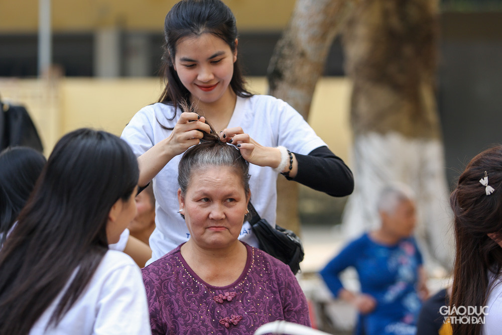 Những người phụ nữ được điều trị tại Trung tâm chăm sóc và phục hồi chức năng người tâm thần số 2 Hà Nội, có người nhẹ thì đã ở đây 2-3 năm, có người không biết mình là ai, ở đâu và chưa được tặng một bông hoa hồng, đánh chút son môi.