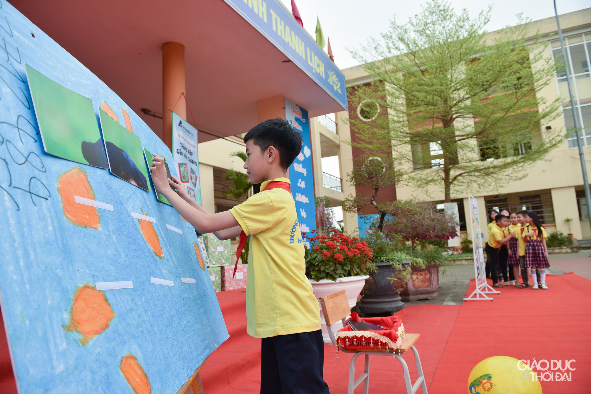 Không chỉ vẽ tranh, trong khuôn khổ buổi trao giải, các bạn học sinh còn được dạy về bảo vệ gấu từ những trò chơi hoạt động.