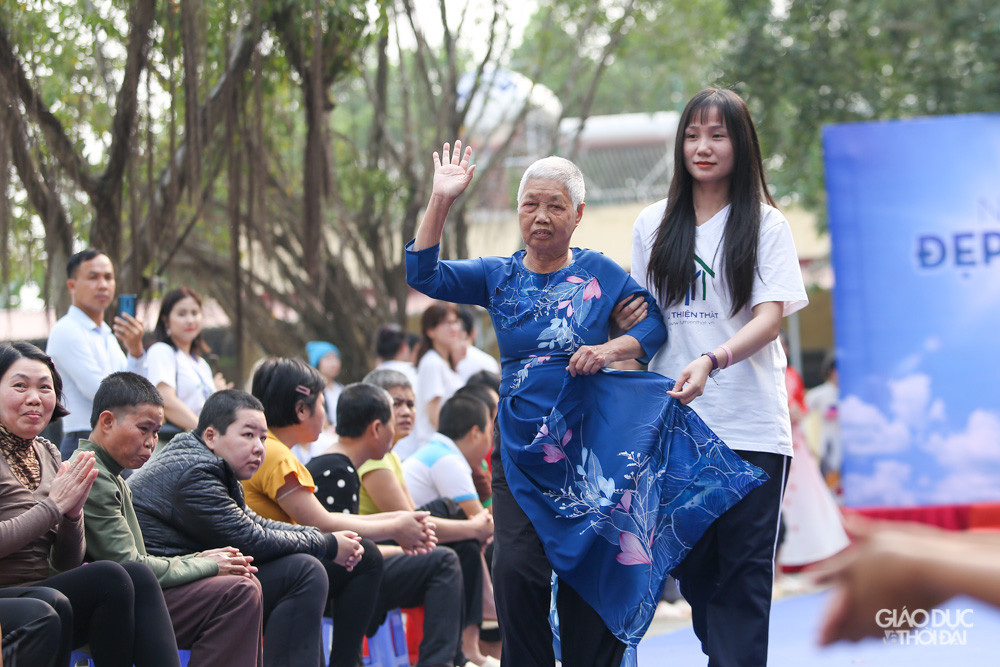 Những bước đi ngượng ngùng trên sân khấu cùng với tà áo dài.