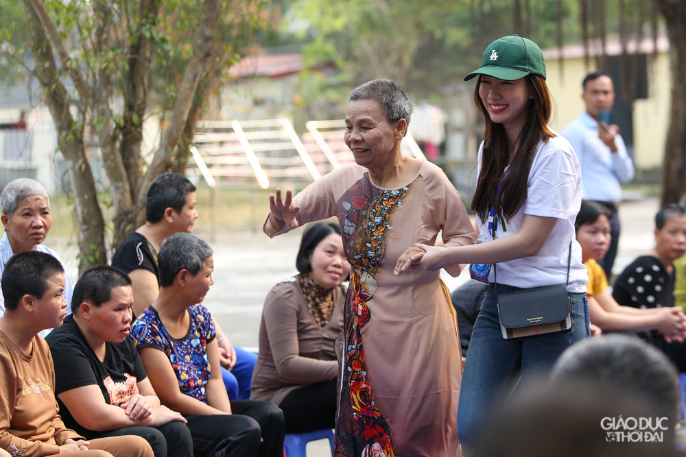 Những bước đi ngượng ngùng trên sân khấu cùng với tà áo dài.